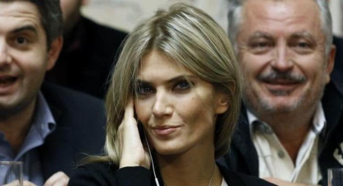 Умницы и красавицы голосуют за криптовалюты.