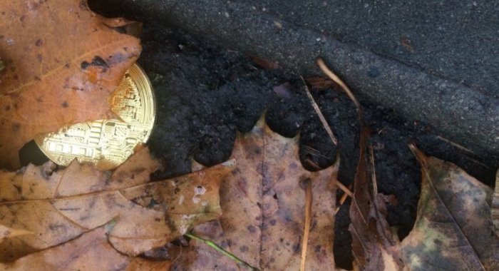 Прохожий нашел на улице биткоин