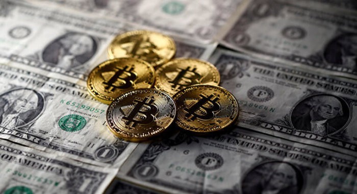 Статус биткойна приближается к доллару