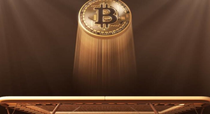 В 2017 году BTC упал на $ 1800 и вырос до рекордной цены, что в этот раз?