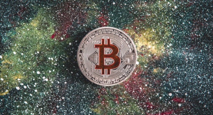 Биткоин растет, индекс Доу-Джонса падает