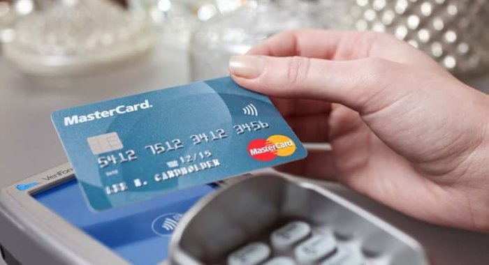 Mastercard и Visa требуют перехода на бесконтактные карты