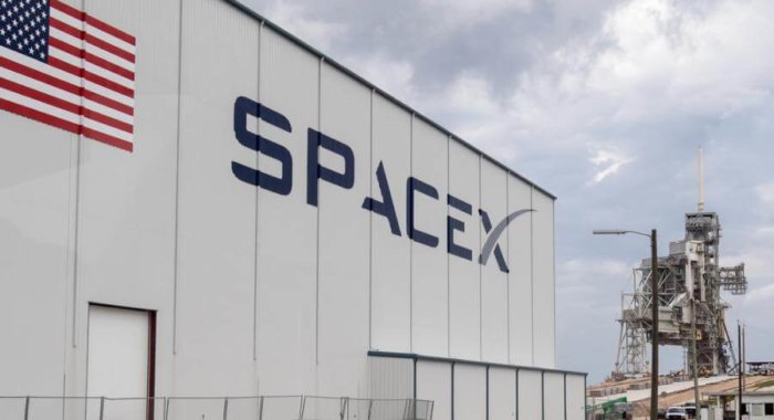 SpaceX запускает 1600 интернет-спутников