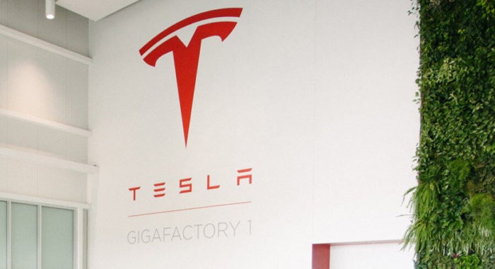 Tesla бросает вызов Uber и Lyft, создавая 1 млн роботакси