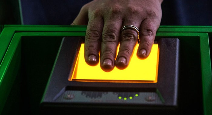 В России запустят оплату по отпечатку пальца