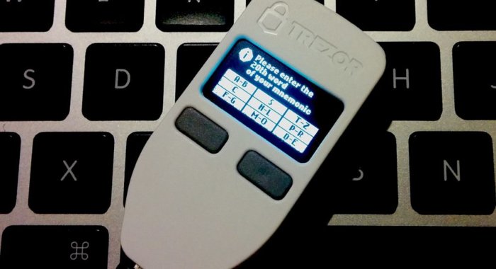 Данные пользователей Trezor и Ledger похищены хакером