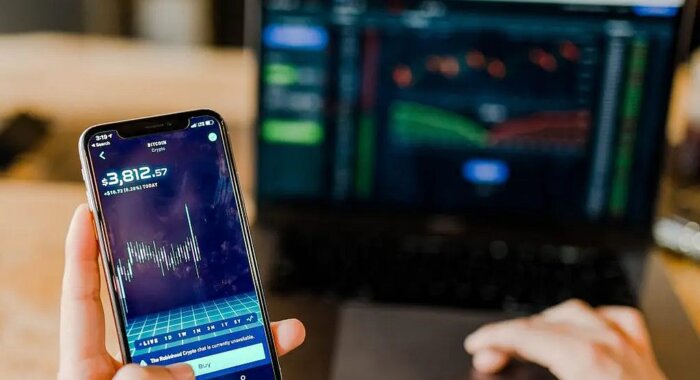 Аналитики предостерегают от вложений в Safemoon и Dogecoin