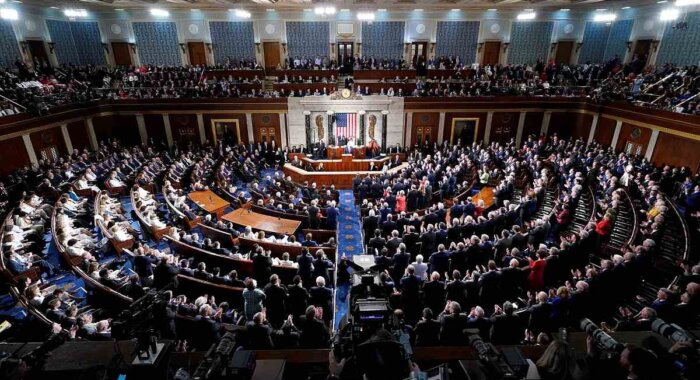 Сколько законодателей США владеют биткоинами и альткоинами?