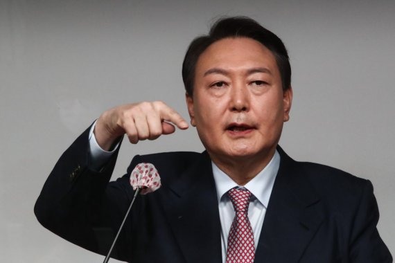 yoon-suk-yeol