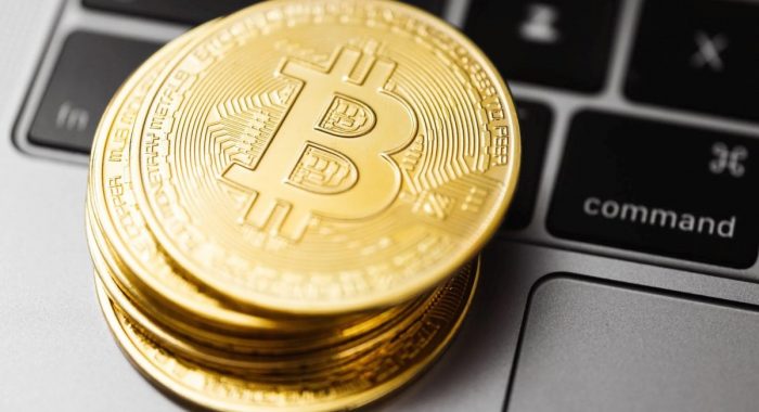Биткоин начал неделю с подъёма выше $65,000, но он может оказаться под угрозой