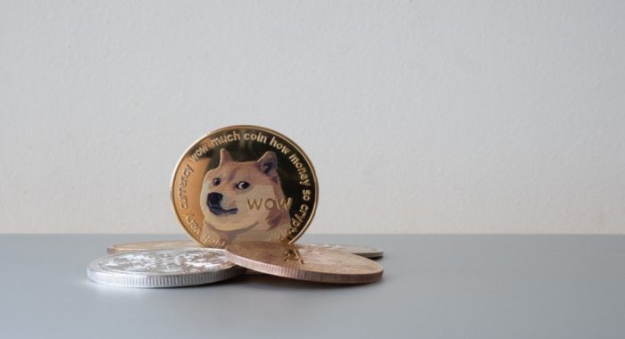 Может ли Илон Маск действительно поднять цену Dogecoin и новой монеты—мема