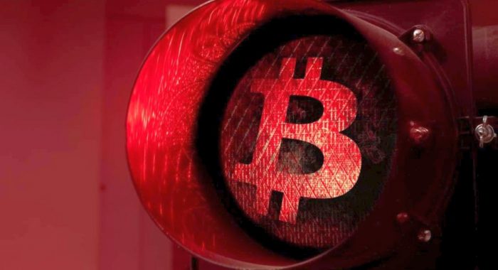 Биткоин ненадолго опустился в диапазон $65,000 из-за оттока капитала из ETF