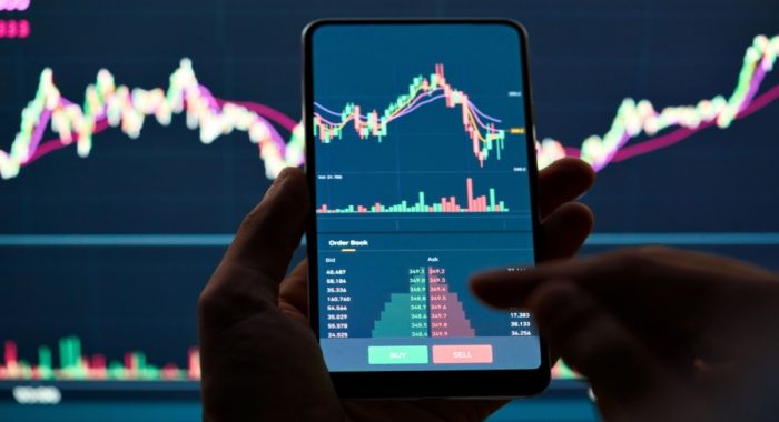 Опрос: 8 из 10 розничных инвесторов вкладывают средства ежемесячно