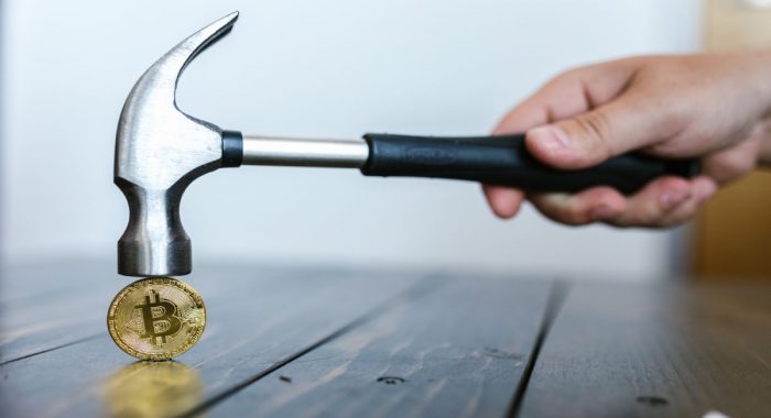 На графике биткоина сформировался огромный бычий молот