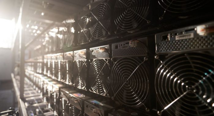 Публичные майнеры сократили мощности для добычи биткоинов на 13,4%