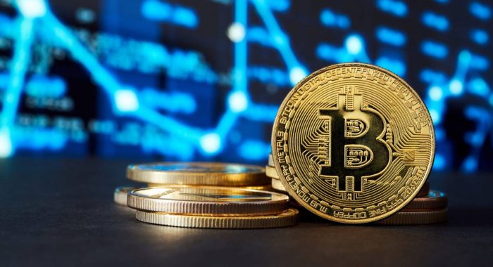 Биткоин продолжает удерживаться около $65,000, несмотря на падение акций ИИ