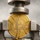 Продавцы усиливают давление на биткоин, но цена удерживается выше $77,000
